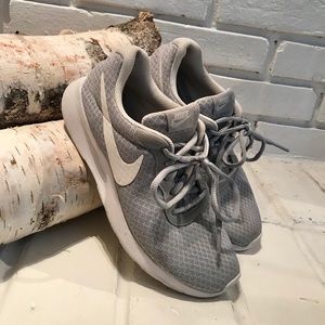 Women’s Nike Tanjun Grey Running Shoes Size 7.5